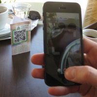 Zosnímanie QR kódu na stole Zosnímanie QR kódu na stole