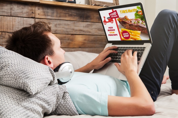 Objednávání donášky jídla z pohodlí obývacího pokoje Objednávání donášky jídla z pohodlí obývacího pokoje