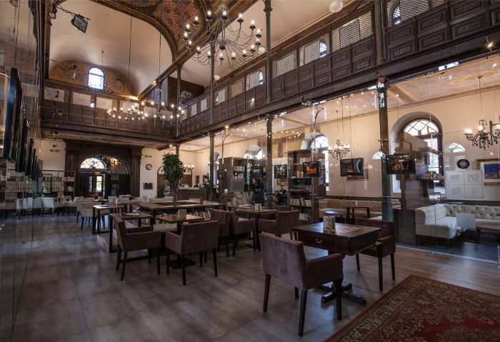 kavarna-historie-dreveny-balkon-synagoga-stul-zidle-kava