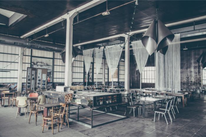 Koncept-kavarny-stoly-zidle-vintage-retro-zaclony-tramy-oldschool-inspirativni-kavarna