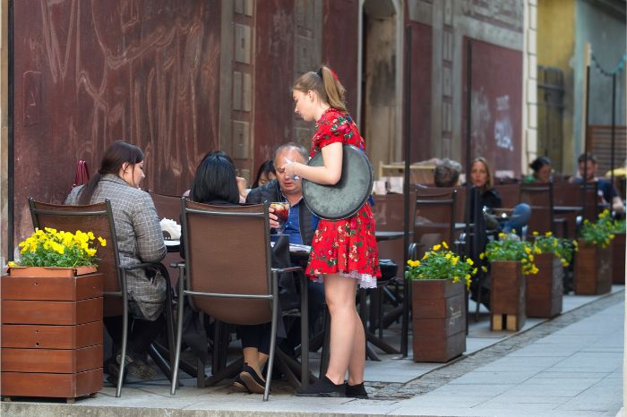 servirka-spropitne-tringelt-obsluha-ulice-podnik-kvetiny-kavarna-restaurace