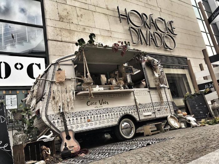 Cocovan-cocovanka-foodtruck-dodavka-auto-jedlo-restauracia-ulica-chodnik-horacke-divadlo-macrame-gitara-koleso