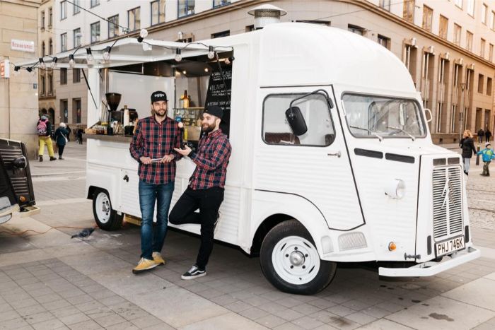 eggo-truck-brno-food-truck-dodavka-auto-jidlo-muzi-restaurace-prodej-z-ulice-ulice-chodnik-budovy 